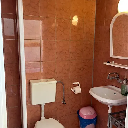 Lazur Konukevi *